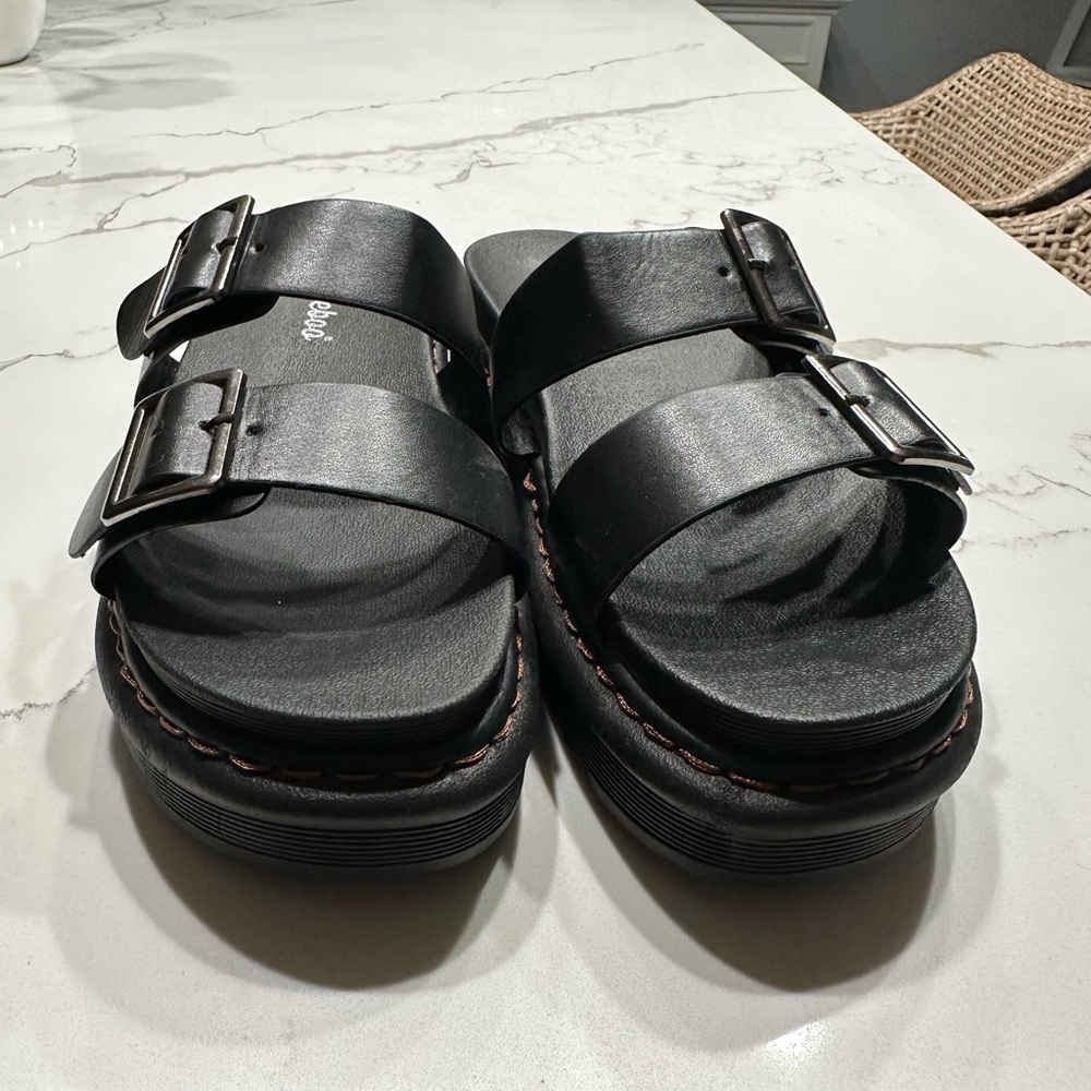 Platform sandal never worn